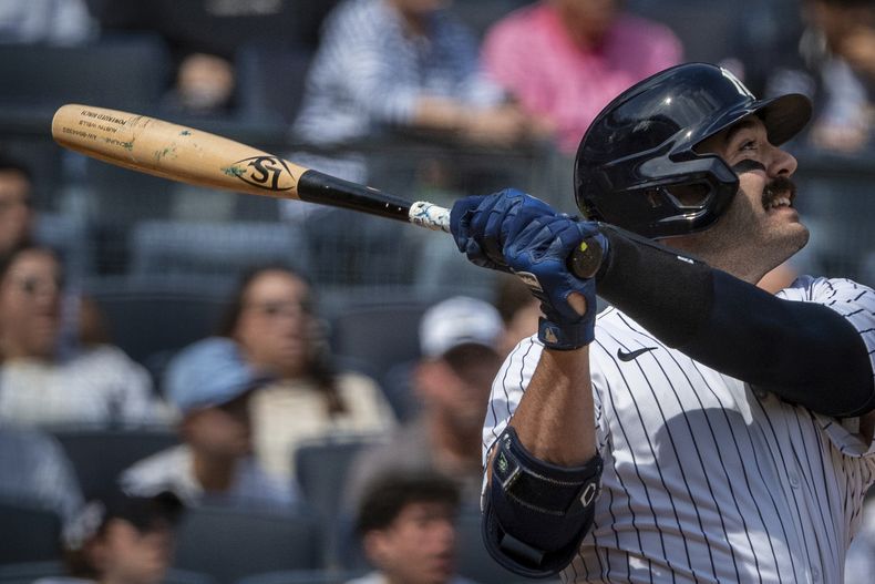 Austin Wells de los Yankees de Nueva York observa su jonrón tras utilizar el famoso bate torpedo en la primera entrada ante los Cerveceros de Milwaukee el sábado 29 de marzo del 2025. (AP Foto/Angelina Katsanis)