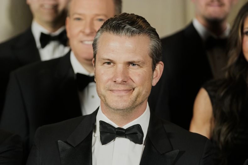 Pete Hegseth, nominado por el presidente Donald Trump como secretario de Defensa, posa para una foto con otros nominados al Gabinete en la Galería Nacional de Arte en Washington, el sábado 18 de enero de 2025. (AP Foto/Mark Schiefelbein)