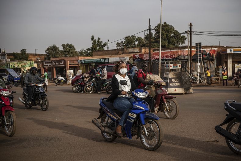 ARCHIVO - Personas circulan en sus motocicletas en el distrito de Gounghin de la ciudad de Uagadugu, Burkina Faso, el miércoles 26 de enero de 2022. (AP Foto/Sophie Garcia, Archivo)