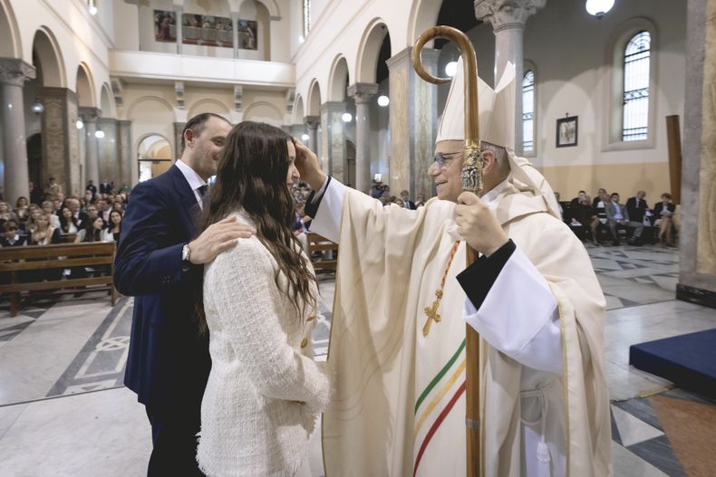 En esta foto, proporcionada por la Escuela Internacional Marymount, el cardenal Robert Francis Prevost, derecha, celebra una misa en la que confirmó a más de 30 estudiantes de noveno grado, el 11 de mayo de 2024, en Roma. (Daniele Bianchi/ Escuela Internacional Marymount vía AP)