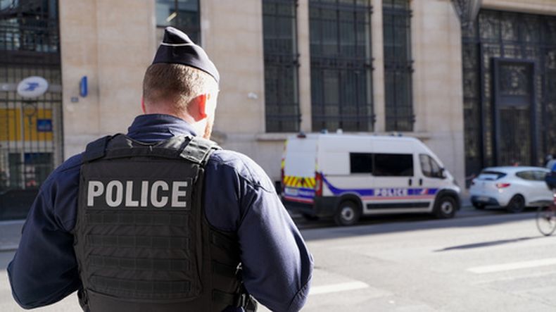 Agentes de policía permanecen apostados frente al edificio del Bank of America en París, el sábado 28 de marzo de 2026. (Foto AP/Nicolas Garriga)