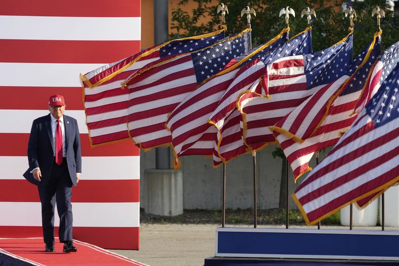 El presidente de Estados Unidos, Donald Trump, llega para hablar en un mitin en los terrenos de la Feria Estatal de Iowa, el jueves 3 de julio de 2025, en Des Moines, Iowa. (AP Photo/Charlie Neibergall)