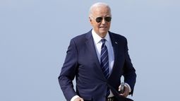 El presidente Joe Biden camina para hablar con reporteros en la Base de la Fuerza Aérea Andrews en Maryland, el lunes 15 de julio de 2024. (AP Foto/Susan Walsh)