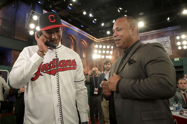 ARCHIVO - Carlos Baerga (derecha), ex segunda base de los Indios de Cleveland, observa al lanzador Daniel Espino durante el draft de las Grandes Ligas, el 3 de junio de 2019, en Secaucus, Nueva Jersey. (AP Foto/Julio Cortez)