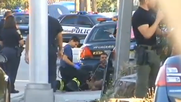 americateve | El pánico se apoderó de un vecindario de Hialeah, donde un hombre se atrincheró y mantuvo en jaque a la policía.