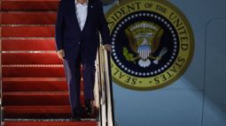 El presidente Donald Trump baja las escaleras del Air Force One a su llegada a la Base Conjunta Andrews, Maryland, el viernes 16 de mayo de 2025. (AP Foto/Luis M. Álvarez)