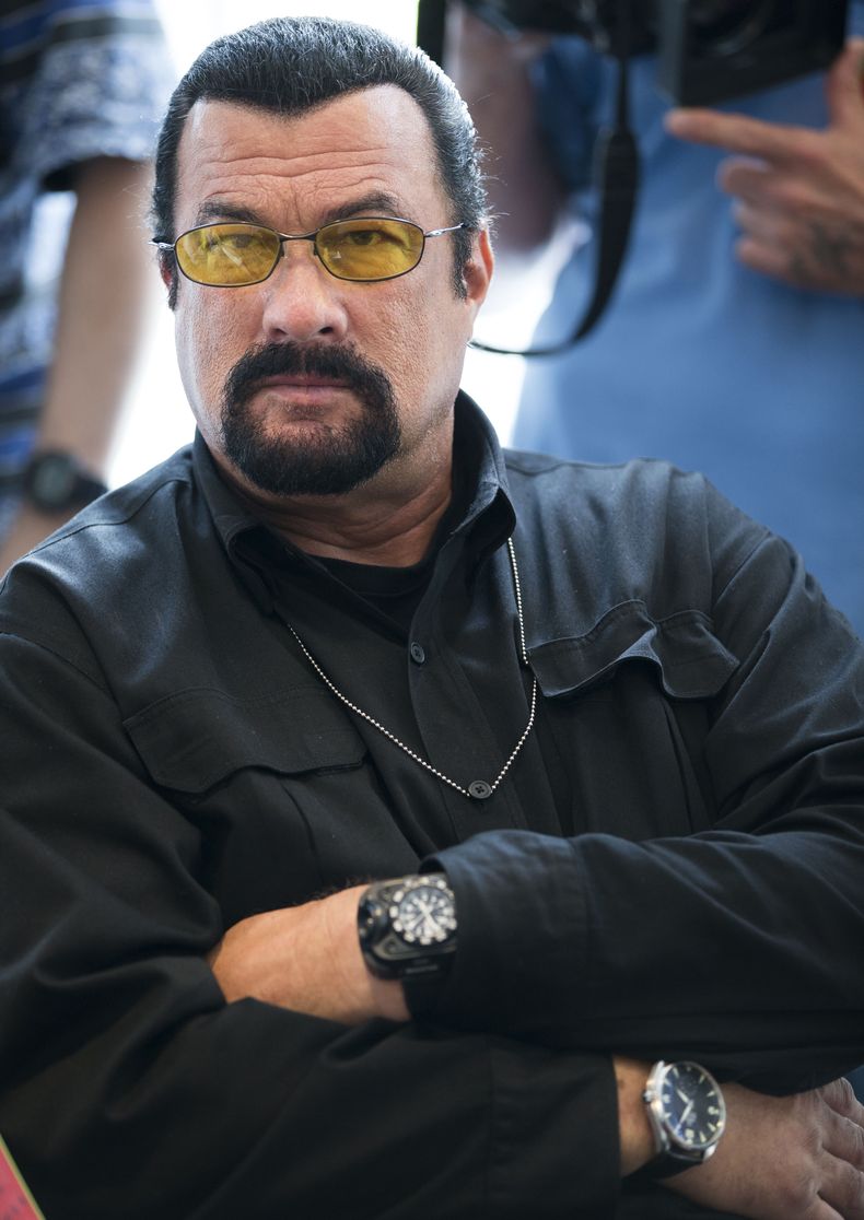 La estrella de pel&iacute;culas de acci&oacute;n Steven Seagal previo a una conferencia de prensa el 2 de junio de 2013. El actor est&aacute; considerando ser candidato a gobernador de Arizona, se inform&oacute; el 4 de enero de 2014. (Foto AP/Alexander Z
