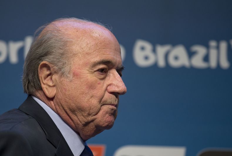 El presidente de la FIFA, Joseph Blatter, llega a una conferencia de prensa el jueves, 5 de junio de 2014, en Sao Paulo. (AP Photo/Andre Penner)