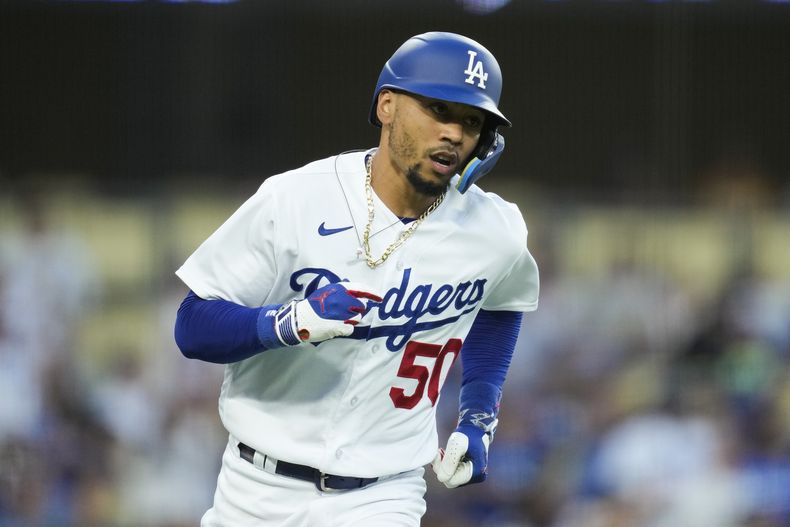 Mookie Betts, de los Dodgers de Los Ángeles, recorre las bases tras conectar un jonrón en el segundo inning del juego ante los Atléticos de Oakland, el miércoles 2 de agosto de 2023 (AP foto/Ashley Landis)