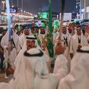 Varios hombres realizan la danza de espadas tradicional saudí, conocida como ardah, en las celebraciones del 96to Día Nacional de Arabia Saudí en Riad, el miércoles 23 de septiembre de 2026. (AP Foto/Baraa Anwer)
