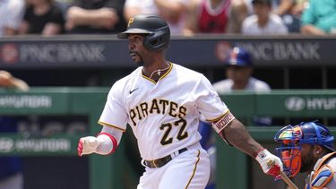 Andrew McCutchen de los Piratas de Pittsburgh tras conectar su hit 2.000 en las Grandes Ligas en el juego ante los Mets de Nueva York, el domingo 11 de junio de 2023. (AP Foto/Gene J. Puskar)