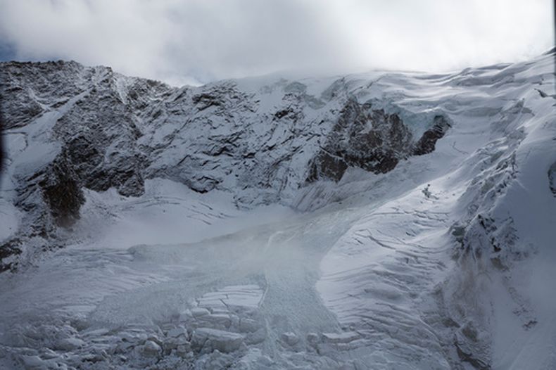 ARCHIVO - En la imagen, vista de una avalancha de hielo en el glaciar Trift, sobre la localidad de Saas-Grund, en Valais, Suza, el 10 de septiembre de 2017. (Dominic Steinmann/Keystone vía AP, archivo)