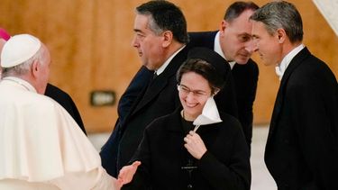 ARCHIVO - El papa Francisco estrecha la mano de la hermana Raffaella Petrini, secretaria general de la Gobernación del Estado de la Ciudad del Vaticano, en el Vaticano, el 23 de diciembre de 2021. (Foto AP/Alessandra Tarantino, archivo)