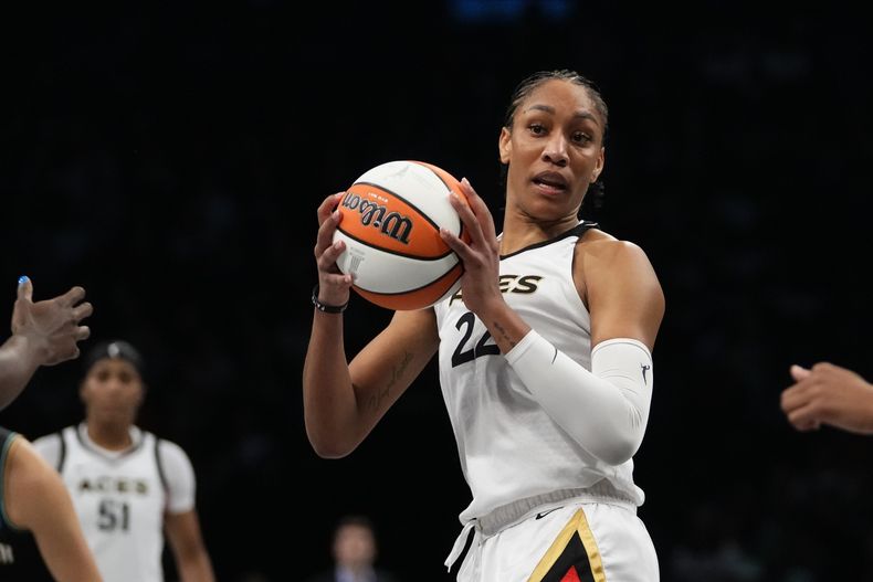 Aja Wilson, de las Aces de Las Vegas, busca enviar un pase en el cuarto partido de las finales de la WNBA ante el Liberty de Nueva York, el miércoles 18 de octubre de 2023 (AP Foto/Frank Franklin II)