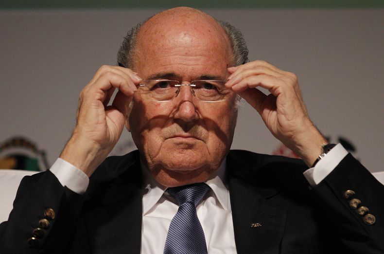 Joseph Blatter se prepara para hablarsobre el impacto de la Copa Mundial  en un seminario realizado en R&iacute;o de Janeiro el 2 de julio del 2014. Blatter confirm&oacute;el 8 de septiembre que se postular&aacute; para un quinto mandato al frente de la F