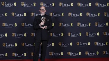 Edward Berger posa con el premio a la mejor película británica por Conclave en la 78ª edición de los Premios de la Academia Británica de Cine, BAFTA, en Londres, el domingo 16 de febrero de 2025. (Foto de Joel C Ryan/Invision/AP)