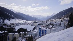 En la imagen, vista de las montañas que rodean Davos, donde se celebra el Foro Económico Mundial, en Suiza, el 19 de enero de 2024. (AP Foto/Markus Schreiber)