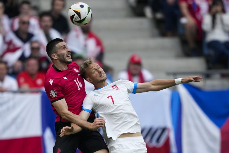 Luka Lochoshvili de Georgia y Antonin Barak de República Checa cabecean el balón en el encuentro del Grupo F de la Eurocopa el sábado 22 de junio del 2024. (AP Foto/Ebrahim Noroozi)