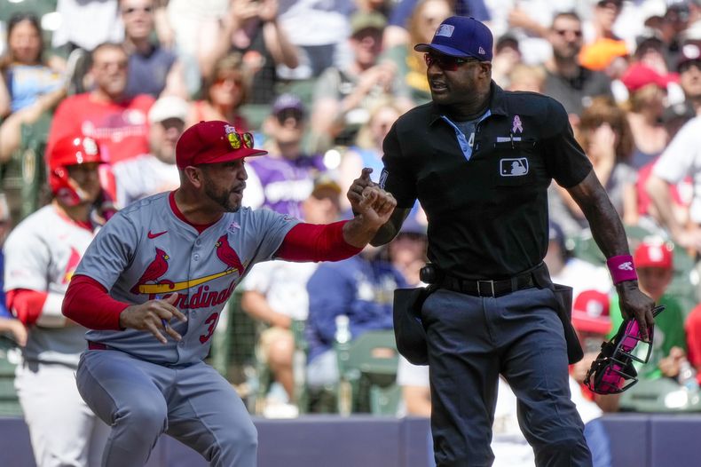 El mánager de los Cardenales de San Luis Ólvier Marmol discute con el árbitro del plato Alan Porter durante el tercer episodio del juego de béisbol ante los Cerveceros de Milwaukee, el domingo 12 de mayo de 2024, en Milwaukee. (AP Foto/Morry Gash)