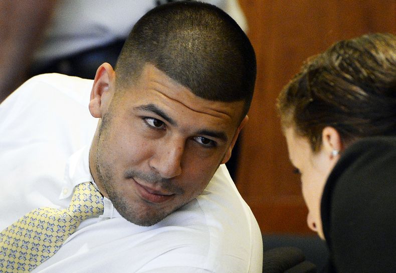 ARCHIVO - En imagen del 2 de octubre de 2014, el ex jugador de los Patriots de Nueva Inglaterra Aaron Hern&aacute;ndez acude a una audiencia en la Corte Superior del Condado Bristol en Fall River, Massachusetts. Los fiscales del caso de homicidio contra H
