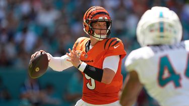 El quarterback de los Bengals de Cincinnati Joe Burrow busca a quien lanzar el balón en el encuentro ante los Dolphins de Miami el domingo 11 de octubre del 2026. (AP Foto/Rebecca Blackwell)