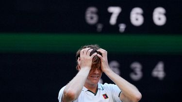 ARCHIVO - Jannik Sinner reacciona tras vencer a Alexander Zverev en la final masculina de Wimbledon, el domingo 12 de julio de 2025, en Londres. (AP Foto/Kirsty Wigglesworth)