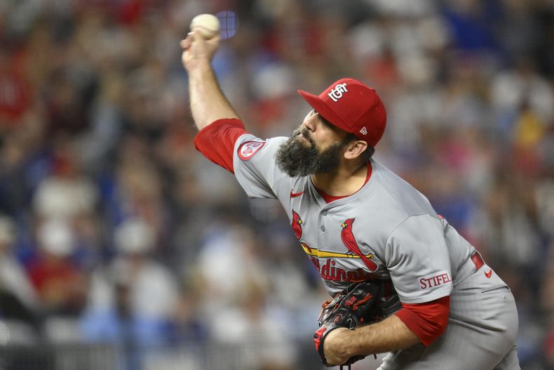 ARCHIVO - El relevista de los Cardenales de San Luis Andrew Kittredge lanza contra los Reales de Kansas City, el viernes 9 de agosto de 2024. (AP Foto/Reed Hoffmann)