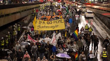 americateve | Manifestantes protagonizan una protestas contra los gastos de la Copa Mundial en Sao Paulo el martes 15 de abril del 2014. (AP Foto/Andre Penner)