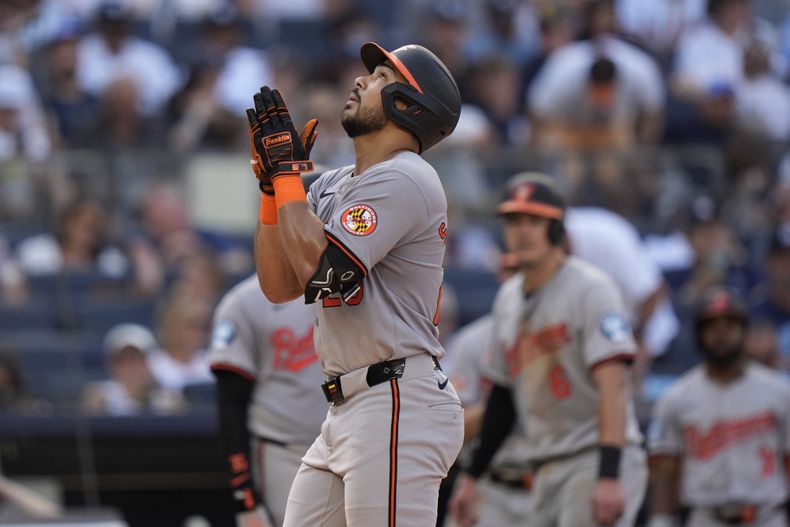 Anthony Santander, de los Orioles de Baltimore, festeja tras conectar un jonrón de tres carreras ante los Yankees de Nueva York, el jueves 20 de junio de 2024 (AP Foto/Frank Franklin II)