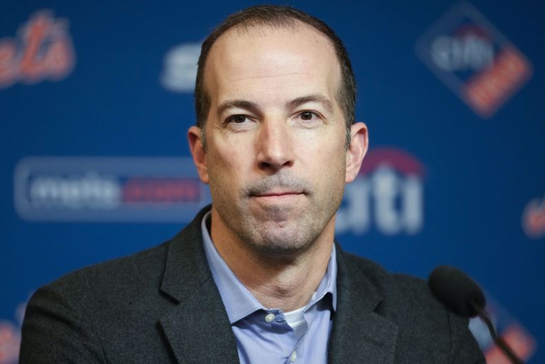 ARCHIVO - El gerente general de los Mets de Nueva York Billy Eppler conversa hacia los reporteros durante una conferencia de prensa en el Citi Field, el 31 de enero de 2023, en Nueva York. (AP Foto/Mary Altaffer, File)