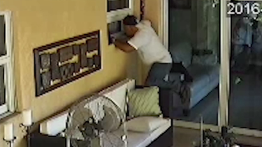 autoridades buscan a un hombre que robo unos 4,000 dolares en efectivo y joyas de una casa en hollywood