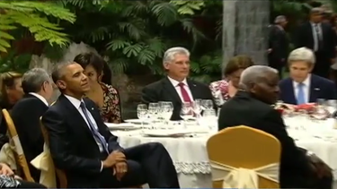 el presidente obama participo en una cena de estado ofrecida por raul castro