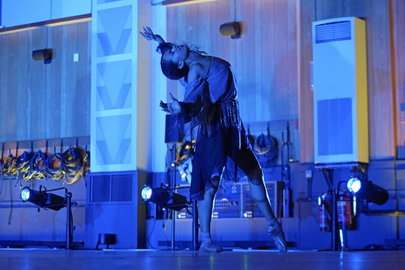 Una bailarina ensaya en el Studio One de Abbey Road en Londres el jueves 27 de marzo de 2025. (Foto AP/Kin Cheung)