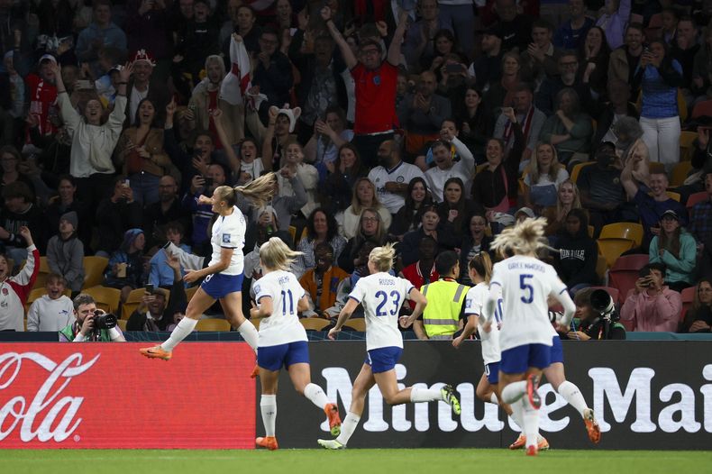La futbolista inglesa Georgia Stanway (izquierda) celebra tras marcar en el partido del Grupo D del Mundial femenino que enfrentó a Inglaterra y Haití, en Brisbane, Australia, el 22 de julio de 2023. (AP Foto/Tertius Pickard)