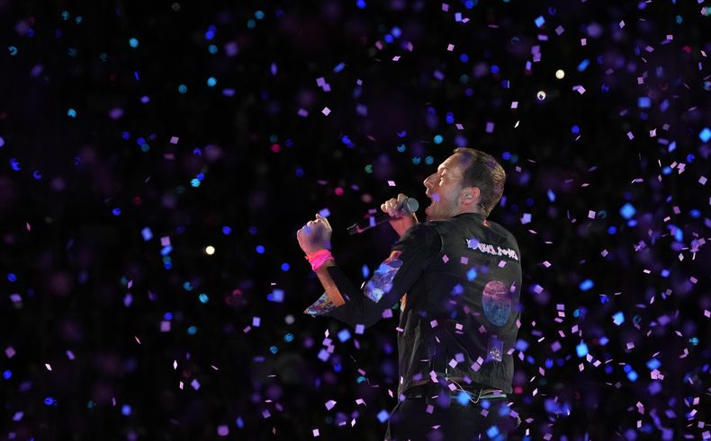 Chris Martin de Coldplay durante su concierto en el Rose Bowl, el sábado 30 de septiembre de 2023, en Pasadena, California. (Foto AP/Chris Pizzello)