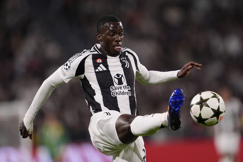 Timothy Weah de Juventus, alcanza el balón durante el partido de la Liga de Campeones ante el PSV Eindhoven, en el Juventus Stadium, en Turín, el martes 17 de septiembre de 2024. (Fabio Ferrari/LaPresse via AP)