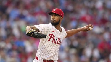 El dominicano Cristopher Sánchez de los Filis de Filadelfia lanza durante la tercera entrada de un partido de béisbol contra los Medias Rojas de Boston el martes 22 de julio de 2025, en Filadelfia. (AP Photo/Matt Slocum)