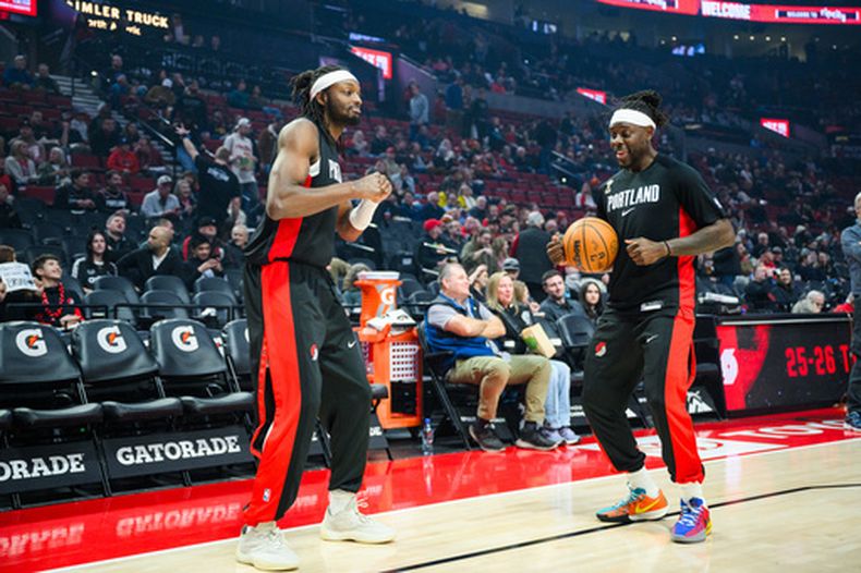 Jerami Grant (izquierda) y Jrue Holiday, de los Trail Blazers de Portland, bailan antes del partido ante los Hawks de Atlanta, el jueves 15 de enero de 2026 (AP Foto/Molly J. Smith)