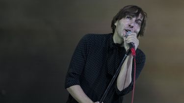 ARCHIVO - El vocalista Thomas Mars de Phoenix durante su concierto en el festival Corona Capital de la Ciudad de México el 17 de noviembre de 2023.Phoenix formará parte de la transmisión en vivo de Amazon Music desde el Festival Primavera Sound de Barcelona que se realizará del 29 de mayo al 1 de junio de 2024. (Foto AP/Eduardo Verdugo, archivo)