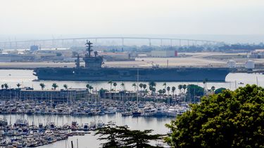 ARCHIVO - El USS Nimitz (CVN 68) zarpa de la bahía de San Diego el 19 de agosto de 2023 en Mission Beach, San Diego. (Nelvin C. Cepeda/The San Diego Union-Tribune via AP, Archivo)