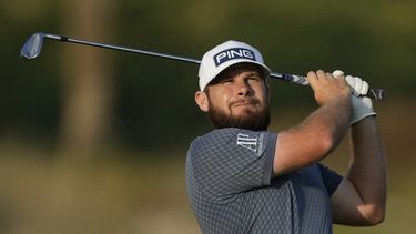 El inglés Tyrrell Hatton realiza su segundo golpe hacia el hoyo 14 en la primera ronda del torneo de Dubái, el jueves 18 de enero de 2024 (AP Foto/Kamran Jebreili)