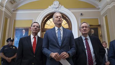 El líder de la mayoría del Senado de Estados Unidos, John Thune, acompañado por el senador John Barrasso, jefe de la bancada republicana, izquierda, y el presidente de la Comisión de Finanzas, Mike Crapo, habla con reporteros tras la aprobación del paquete de conciliación presupuestaria del proyecto de ley del presidente Donald Trump de grandes exenciones fiscales y recortes de gastos, en el Capitolio, Washington, el martes 1 de julio de 2025. (AP Foto/J. Scott Applewhite)