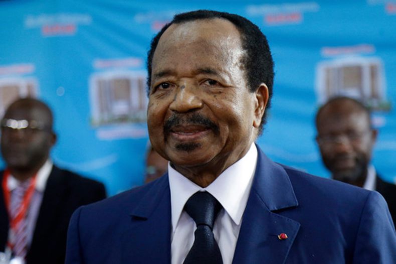 ARCHIVO - El presidente de Camerún, Paul Biya, del partido Movimiento Democrático Popular de Camerún, espera a votar en las elecciones presidenciales, el 7 de octubre de 2018 en Yaundé, Camerún. (AP Foto/Sunday Alamba, Archivo)