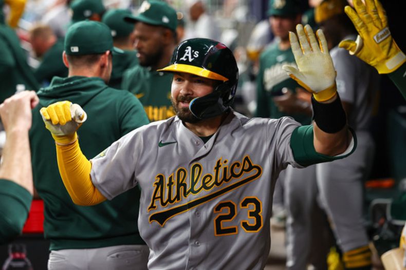 Shea Langeliers, de los Atléticos, festeja en la cueva luego de batear un jonrón ante los Bravos de Atlanta, el martes 31 de marzo de 2026 (AP Foto/Colin Hubbard)