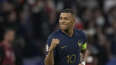 Kylian Mbappé celebra tras anotar de penal el gol para que Francia derrotase 1-0 a Grecia en las eliminatorias de la Eurocopa, el lunes 19 de junio de 2023, en St. Denis. (AP Foto/Christophe Ena)