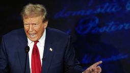 El candidato presidencial republicano, el expresidente Donald Trump, habla durante un debate presidencial con la candidata presidencial demócrata, la vicepresidenta Kamala Harris, en el Centro Nacional de la Constitución en Filadelfia, el martes 10 de septiembre de 2024. (AP Foto/Alex Brandon)