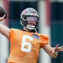 Baker Mayfield, quarterback de los Buccaneers de Tampa Bay, lanza un pase el jueves 30 de julio de 2026 durante una práctica (AP Foto/Chris OMeara)