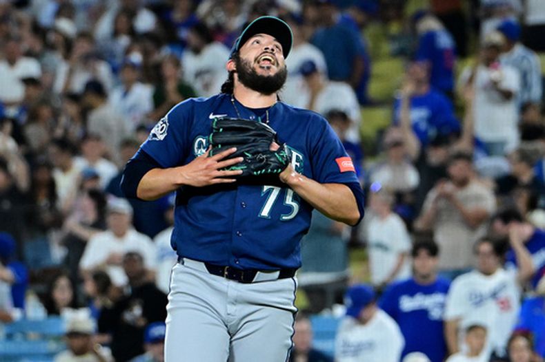 El mexicano Andrés Muñoz, de los Marineros de Seattle, festeja tras conseguir el último out ante los Dodgers de Los Ángeles, el martes 28 de julio de 2026 (AP Foto/Wally Skalij)