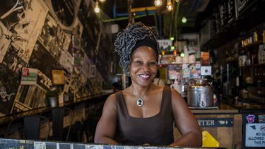 Majora Carter, propietaria de Boogie Down Grind, posa para un retrato en el Bronx de Nueva York el lunes 24 de julio de 2023, en Nueva York. El hip hop nació en el Bronx, de entre las cenizas de un distrito en llamas con pobreza, decadencia urbana y violencia de pandillas. 50 años después, hay orgullo, pero persisten los problemas. (Foto AP/Brittainy Newman)