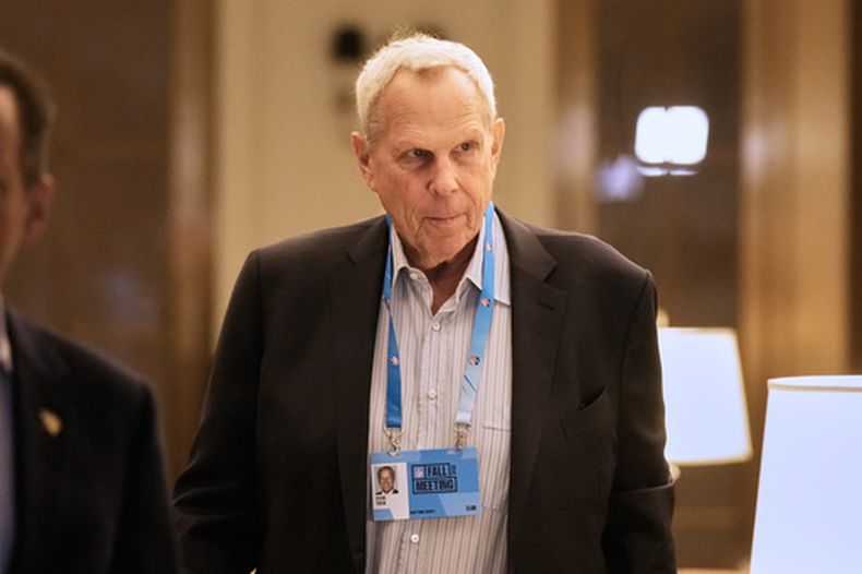 ARCHIVO - Steve Tisch, copropietario de los Giants de Nueva York, llega a la reunión de propietarios de equipos de la NFL, el miércoles 22 de octubre de 2025, en Nueva York. (AP Foto/Richard Drew, Archivo)